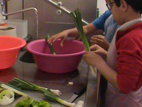Os alunos arranjam os legumes para a sopa.